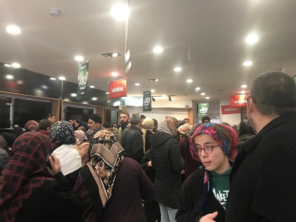 Foto - Böyle şey görülmedi! Mağaza önünde birbirlerini ısırdılar