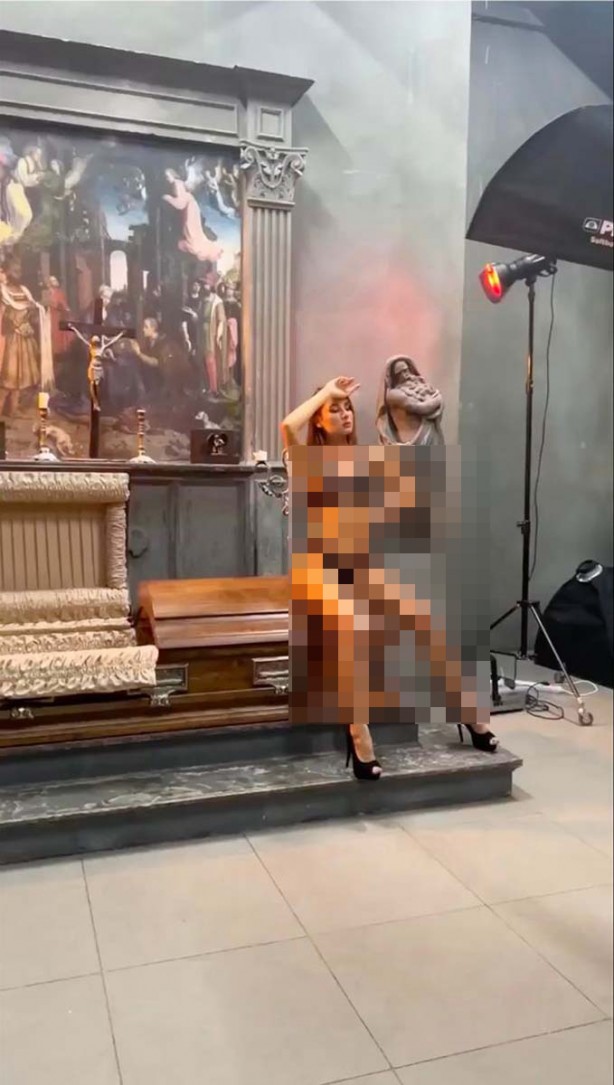 Foto - Böyle skandal görülmedi! Tabutun üstünde yarı çıplak modellerle ölümün reklamını yaptılar
