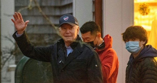 Foto - Böyle suçüstü oldu: İkiyüzlü Biden'ın maskesi indi!