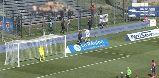 Böyle taraftar olmaz! Penaltı esnasında ahlaksız hareket