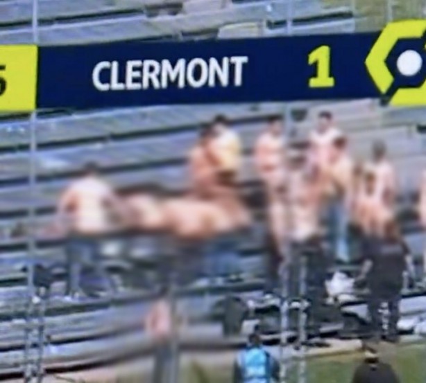 Foto - Böyle taraftar olmaz! Penaltı esnasında ahlaksız hareket