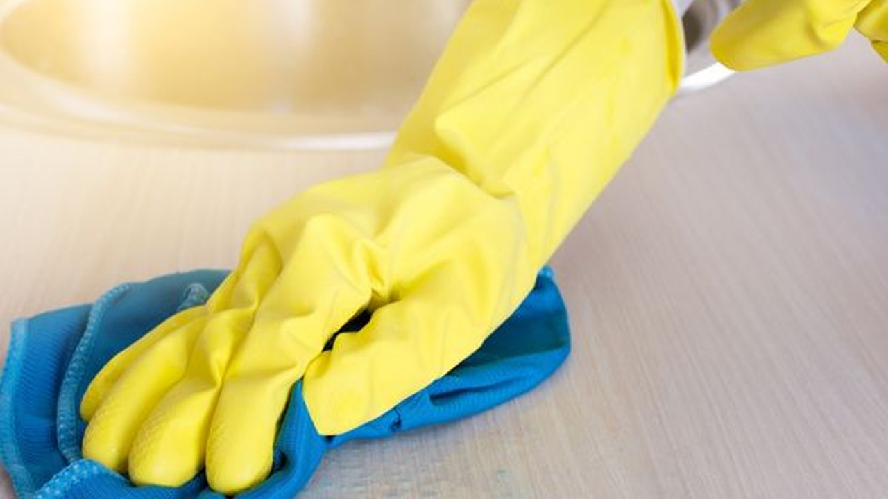 Böyle temizleyenler yandı! Mutfak tezgahına bir damla sürmek yapısını bozuyor