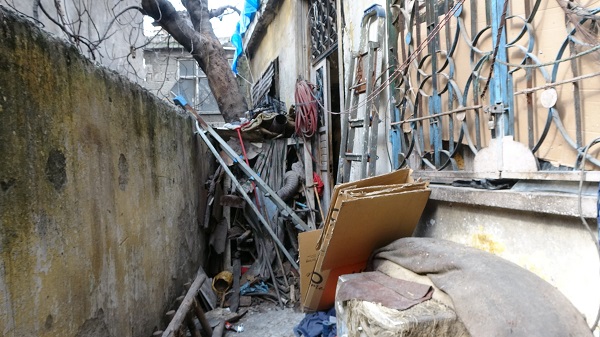 Foto - Böyle vicdansızlık olmaz! Yıkıntılar arasındaki kadına kapkaç şoku