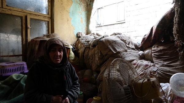 Foto - Böyle vicdansızlık olmaz! Yıkıntılar arasındaki kadına kapkaç şoku