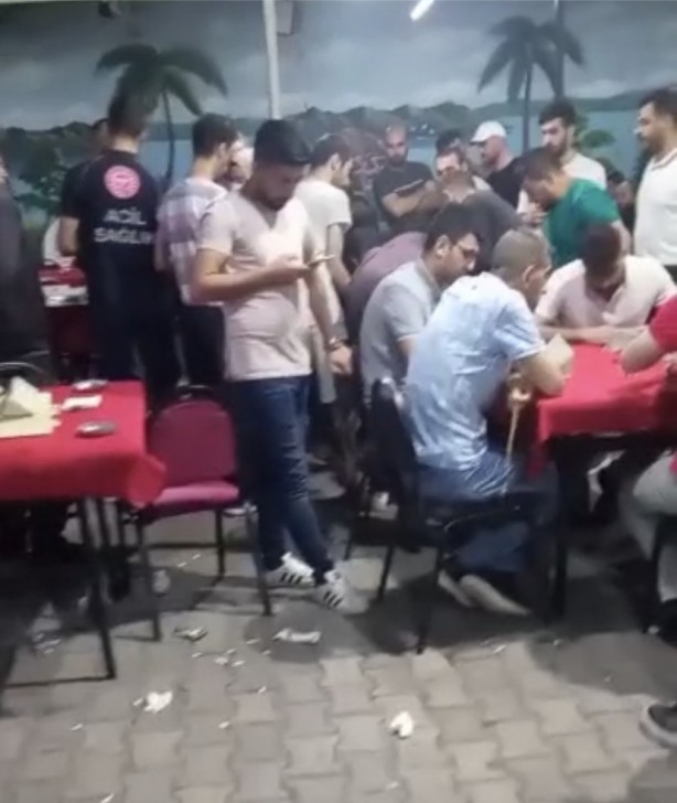 Foto - Böyle vurdumduymazlık görülmedi! Kimi can derdinde kimi okey peşinde