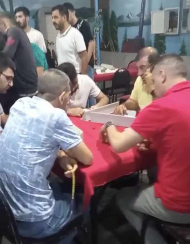 Foto - Böyle vurdumduymazlık görülmedi! Kimi can derdinde kimi okey peşinde