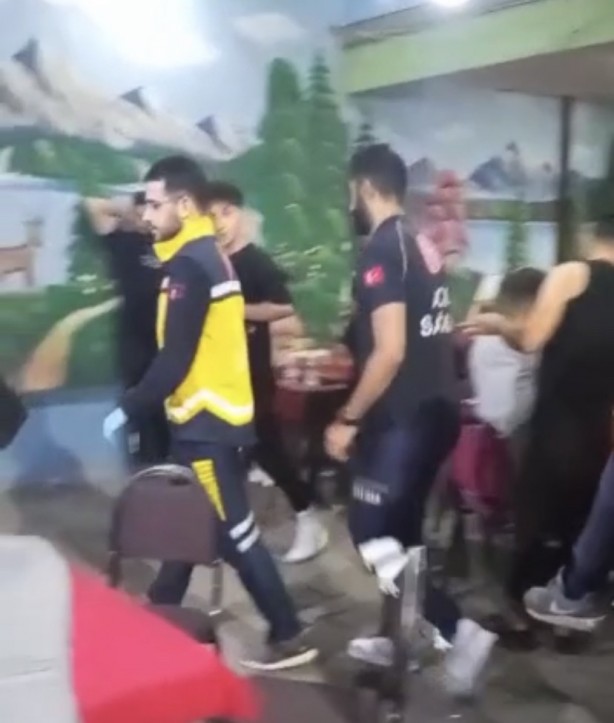 Foto - Böyle vurdumduymazlık görülmedi! Kimi can derdinde kimi okey peşinde