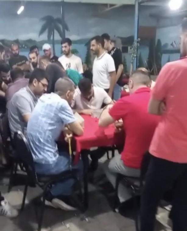 Foto - Böyle vurdumduymazlık görülmedi! Kimi can derdinde kimi okey peşinde
