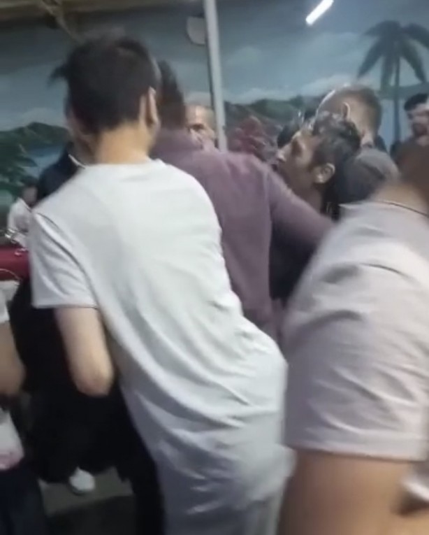 Foto - Böyle vurdumduymazlık görülmedi! Kimi can derdinde kimi okey peşinde