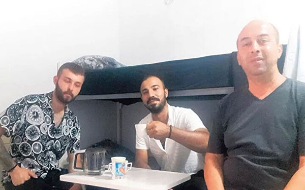 Böylesi ancak Türk filmlerinde olur! Ev sahibi ve kiracı arasında şaka gibi çözüm