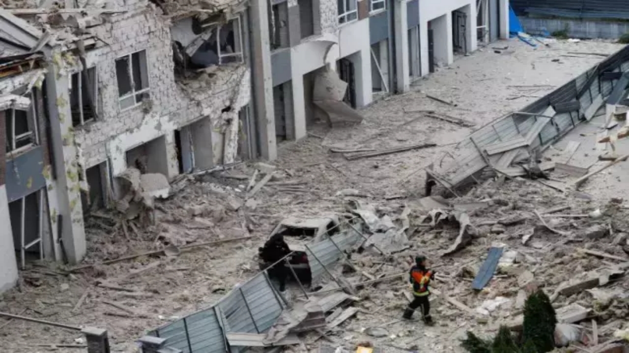 Foto - Böylesi daha önce hiç yaşanmadı! Ülkenin başkenti 500 dron ve 40 füzeyle harabeye çevrildi