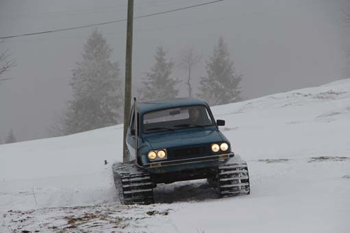 Foto - Böylesi görülmedi! 77 model aracına tank paleti taktı
