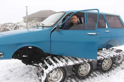 Foto - Böylesi görülmedi! 77 model aracına tank paleti taktı