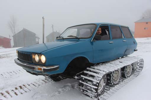 Foto - Böylesi görülmedi! 77 model aracına tank paleti taktı