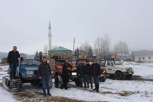 Foto - Böylesi görülmedi! 77 model aracına tank paleti taktı