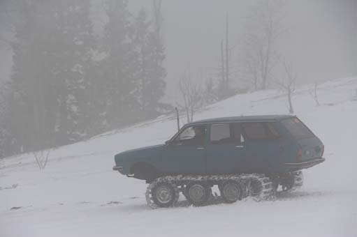 Foto - Böylesi görülmedi! 77 model aracına tank paleti taktı