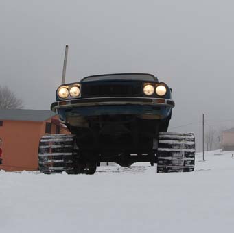 Foto - Böylesi görülmedi! 77 model aracına tank paleti taktı