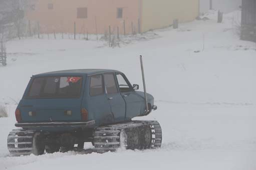 Foto - Böylesi görülmedi! 77 model aracına tank paleti taktı