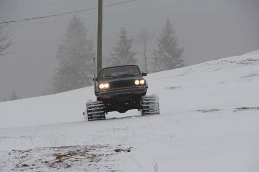 Foto - Böylesi görülmedi! 77 model aracına tank paleti taktı