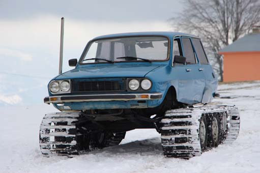 Foto - Böylesi görülmedi! 77 model aracına tank paleti taktı