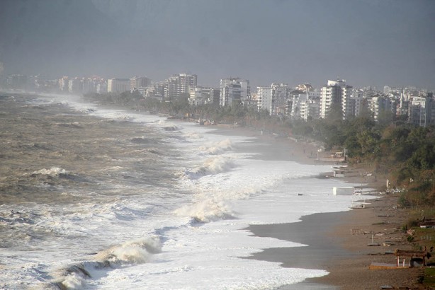 Foto - Böylesi ne görüldü ne yaşandı! Dev dalgalar yat limanını yuttu! İnsanlar nereye gideceklerini şaşırdı! Hasar çok büyük!