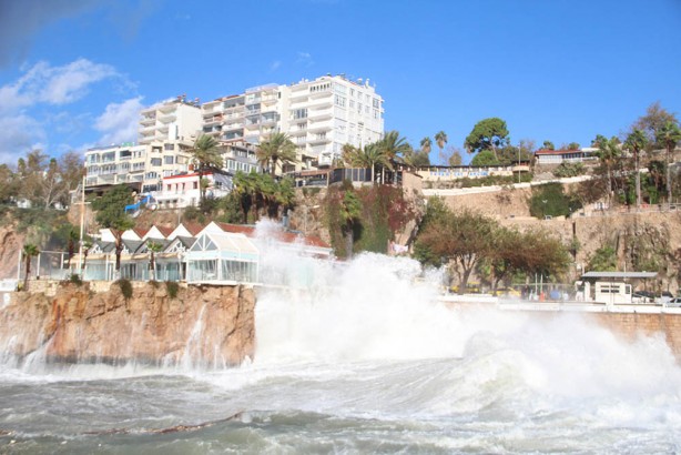 Foto - Böylesi ne görüldü ne yaşandı! Dev dalgalar yat limanını yuttu! İnsanlar nereye gideceklerini şaşırdı! Hasar çok büyük!