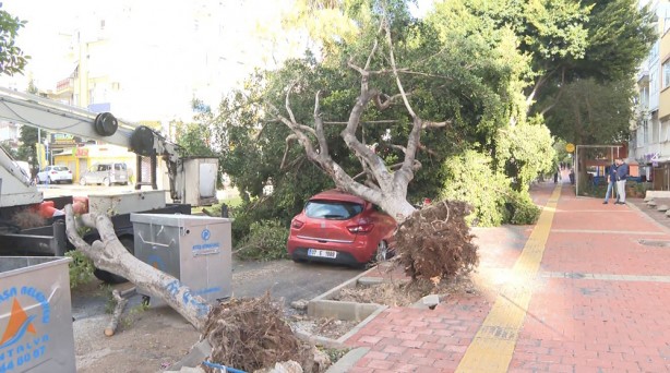 Foto - Böylesi ne görüldü ne yaşandı! Dev dalgalar yat limanını yuttu! İnsanlar nereye gideceklerini şaşırdı! Hasar çok büyük!