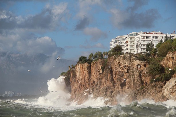 Foto - Böylesi ne görüldü ne yaşandı! Dev dalgalar yat limanını yuttu! İnsanlar nereye gideceklerini şaşırdı! Hasar çok büyük!