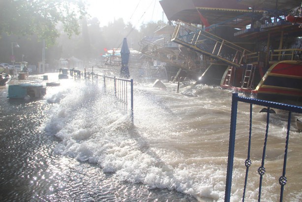 Foto - Böylesi ne görüldü ne yaşandı! Dev dalgalar yat limanını yuttu! İnsanlar nereye gideceklerini şaşırdı! Hasar çok büyük!