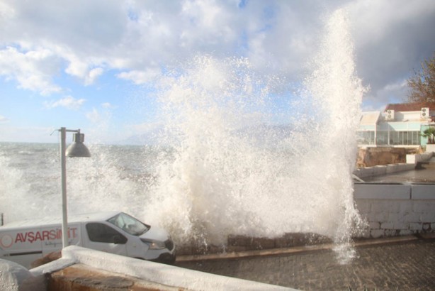 Foto - Böylesi ne görüldü ne yaşandı! Dev dalgalar yat limanını yuttu! İnsanlar nereye gideceklerini şaşırdı! Hasar çok büyük!
