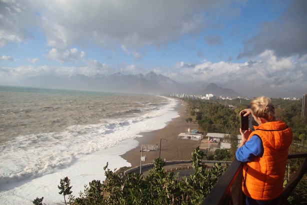 Foto - Böylesi ne görüldü ne yaşandı! Dev dalgalar yat limanını yuttu! İnsanlar nereye gideceklerini şaşırdı! Hasar çok büyük!