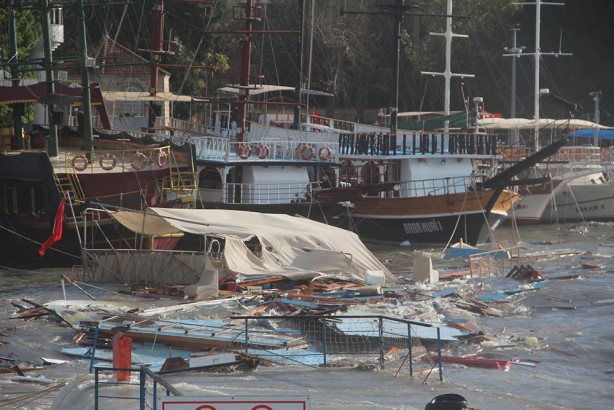 Foto - Böylesi ne görüldü ne yaşandı! Dev dalgalar yat limanını yuttu! İnsanlar nereye gideceklerini şaşırdı! Hasar çok büyük!