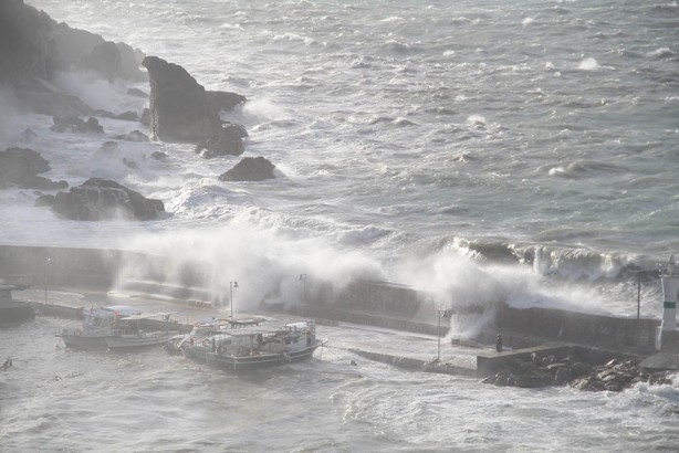 Foto - Böylesi ne görüldü ne yaşandı! Dev dalgalar yat limanını yuttu! İnsanlar nereye gideceklerini şaşırdı! Hasar çok büyük!