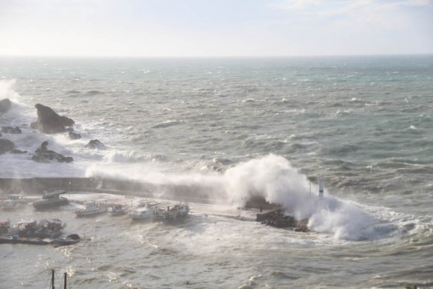 Foto - Böylesi ne görüldü ne yaşandı! Dev dalgalar yat limanını yuttu! İnsanlar nereye gideceklerini şaşırdı! Hasar çok büyük!