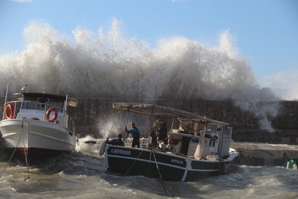 Böylesi ne görüldü ne yaşandı! Dev dalgalar yat limanını yuttu! İnsanlar nereye gideceklerini şaşırdı! Hasar çok büyük!