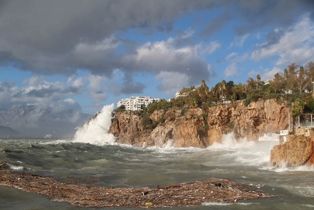 Foto - Böylesi ne görüldü ne yaşandı! Dev dalgalar yat limanını yuttu! İnsanlar nereye gideceklerini şaşırdı! Hasar çok büyük!
