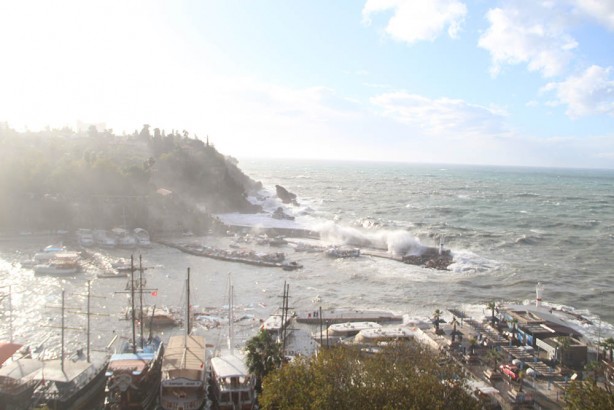 Foto - Böylesi ne görüldü ne yaşandı! Dev dalgalar yat limanını yuttu! İnsanlar nereye gideceklerini şaşırdı! Hasar çok büyük!