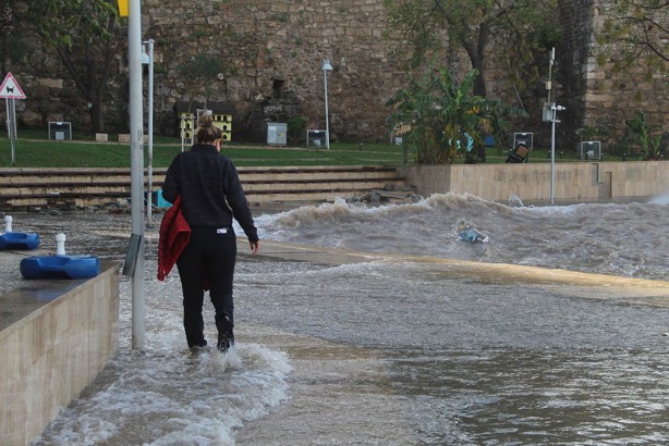 Foto - Böylesi ne görüldü ne yaşandı! Dev dalgalar yat limanını yuttu! İnsanlar nereye gideceklerini şaşırdı! Hasar çok büyük!