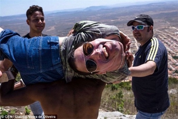 Foto - Boynu ters doğan Oliveira 40 yaşında