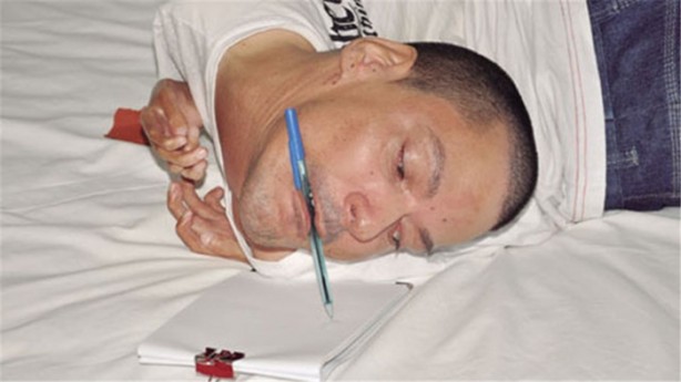 Foto - Boynu ters doğan Oliveira 40 yaşında