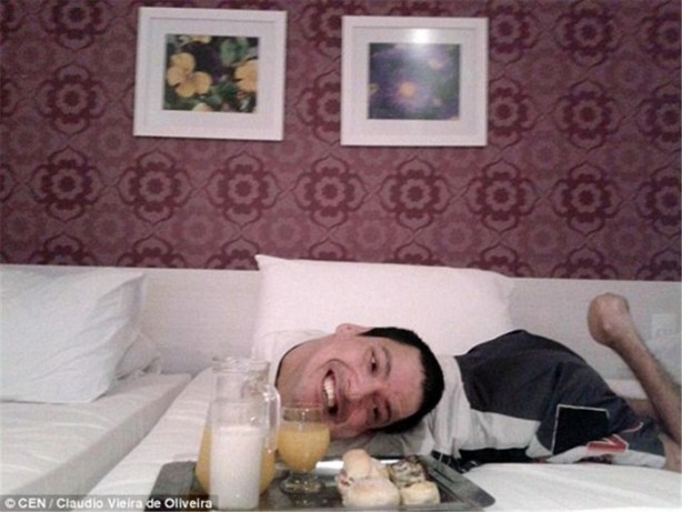 Foto - Boynu ters doğan Oliveira 40 yaşında