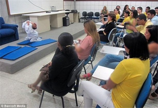 Foto - Boynu ters doğan Oliveira 40 yaşında