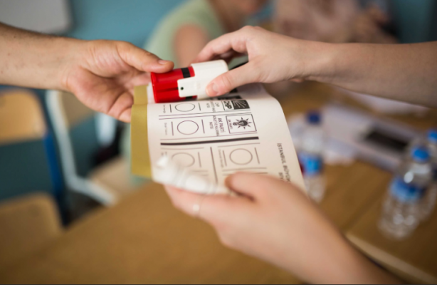 Foto - 'Boynumu satıra sürdüm' deyip son anket sonucunu Türkiye'ye ilan etti! Seçimi o isim kazanacak