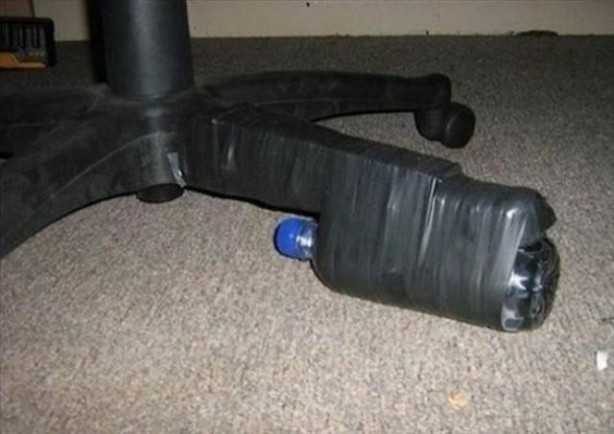 Foto - Bozuk eşyalara absürt çözümler