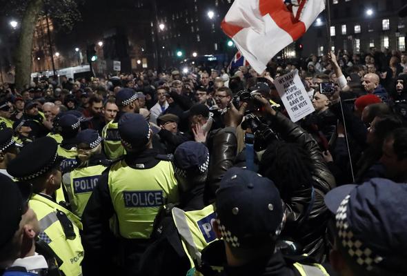 Foto - Brexit Avrupa'yı karıştırdı! Sokaklar savaş alanına döndü