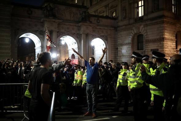 Foto - Brexit Avrupa'yı karıştırdı! Sokaklar savaş alanına döndü