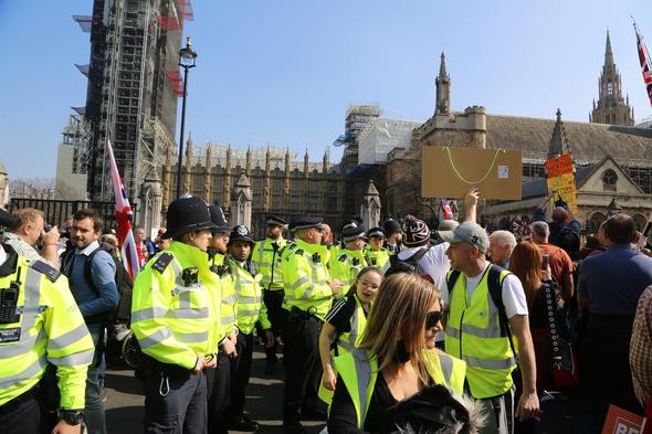 Foto - Brexit Avrupa'yı karıştırdı! Sokaklar savaş alanına döndü