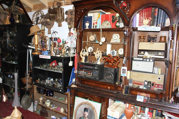 Foto - Bu adam 50 yıldır her şeyi saklıyor!