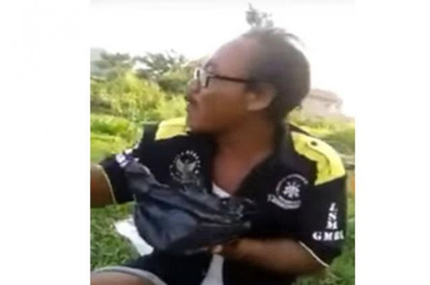 Foto - Bu adam çivi yiyor!