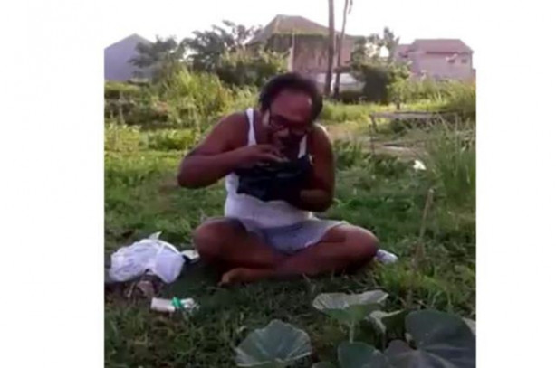 Foto - Bu adam çivi yiyor!